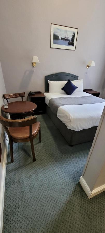 Commodore Hotel Cobh Eksteriør billede