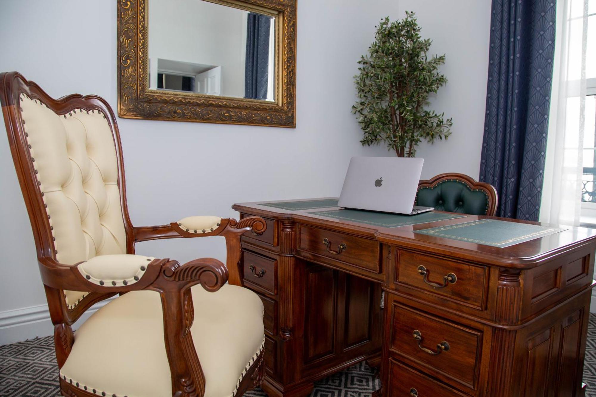 Commodore Hotel Cobh Eksteriør billede