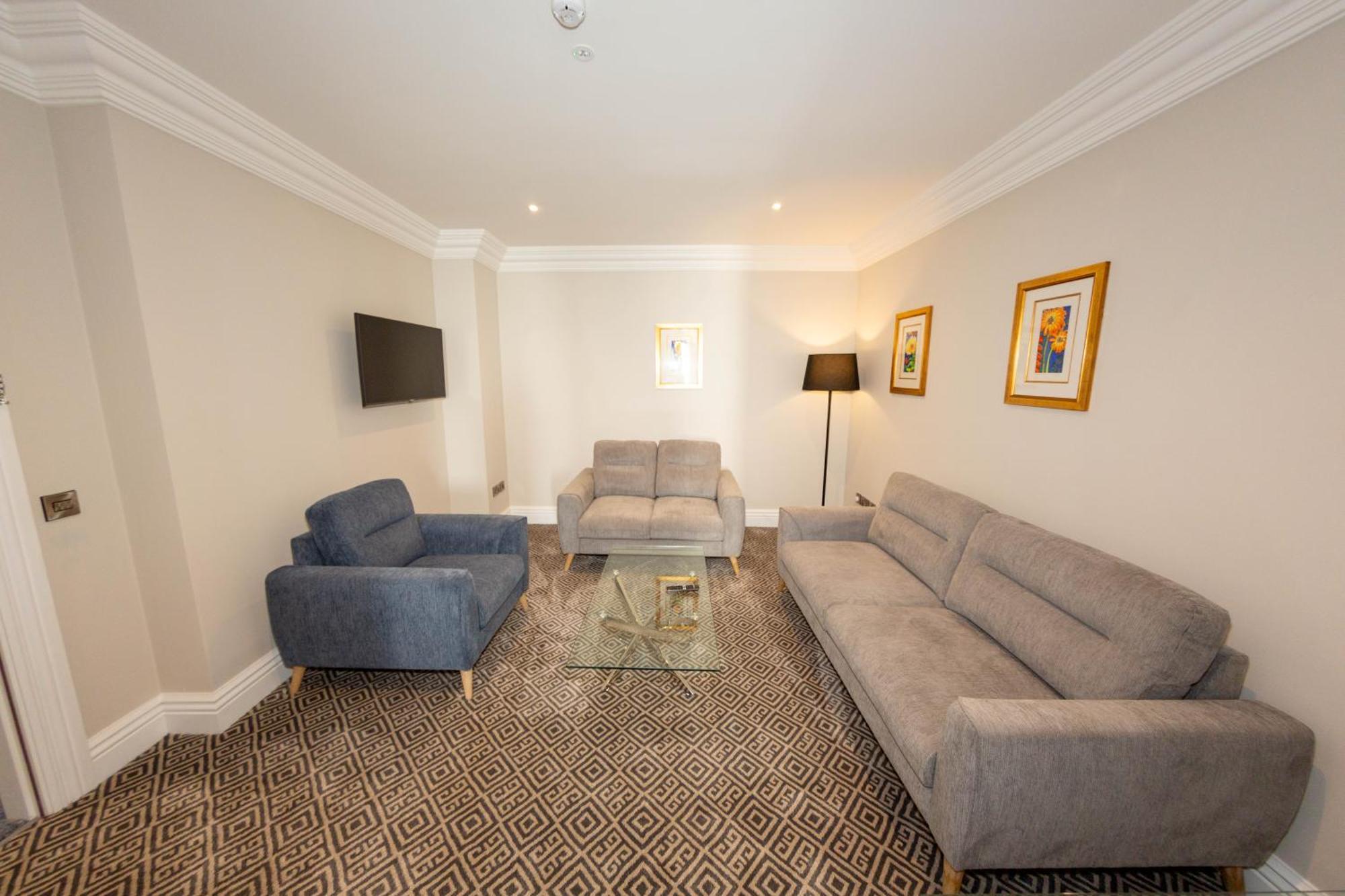 Commodore Hotel Cobh Eksteriør billede