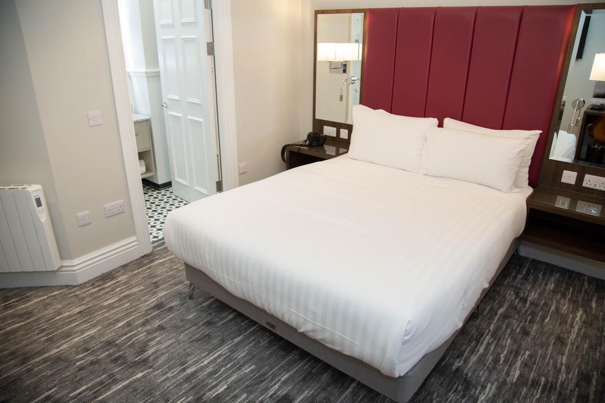 Commodore Hotel Cobh Eksteriør billede