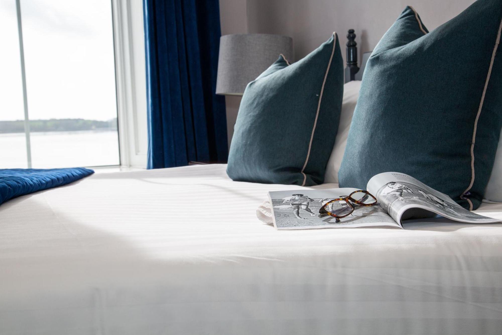 Commodore Hotel Cobh Eksteriør billede
