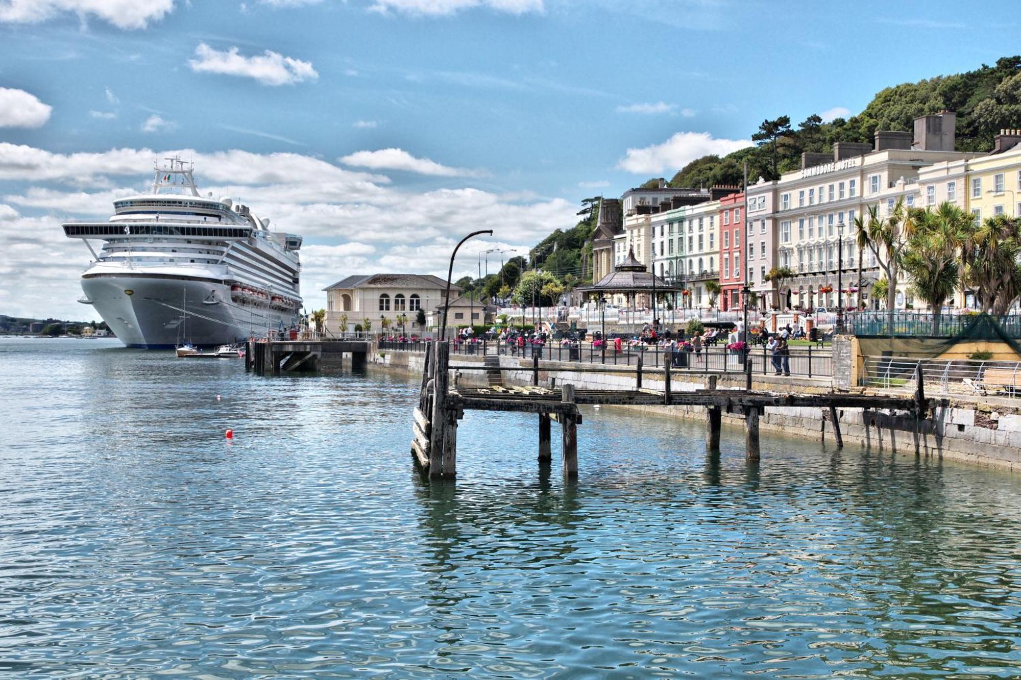 Commodore Hotel Cobh Eksteriør billede