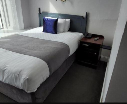 Commodore Hotel Cobh Eksteriør billede