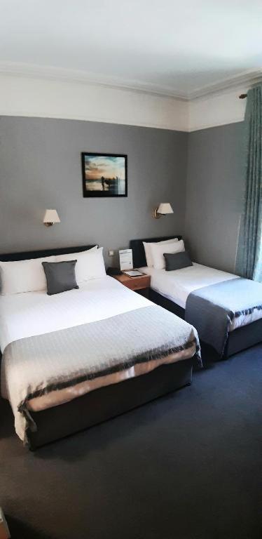 Commodore Hotel Cobh Eksteriør billede
