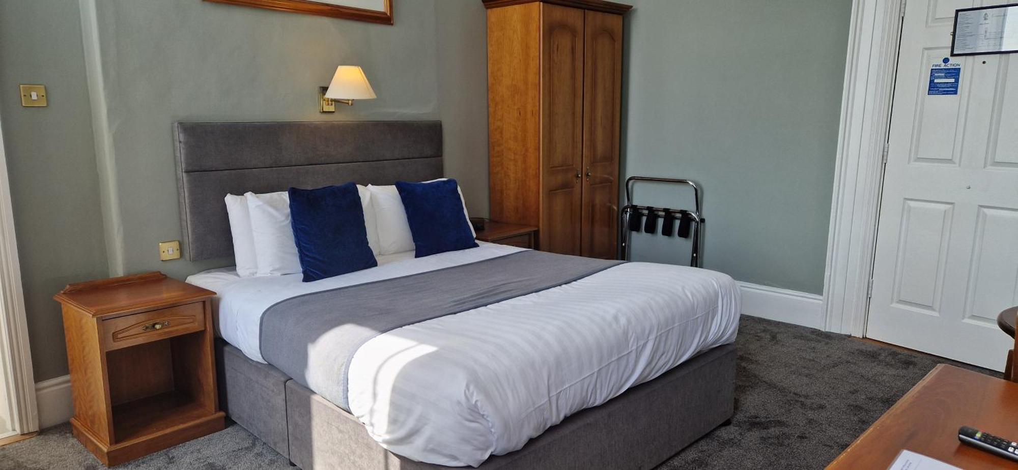 Commodore Hotel Cobh Eksteriør billede