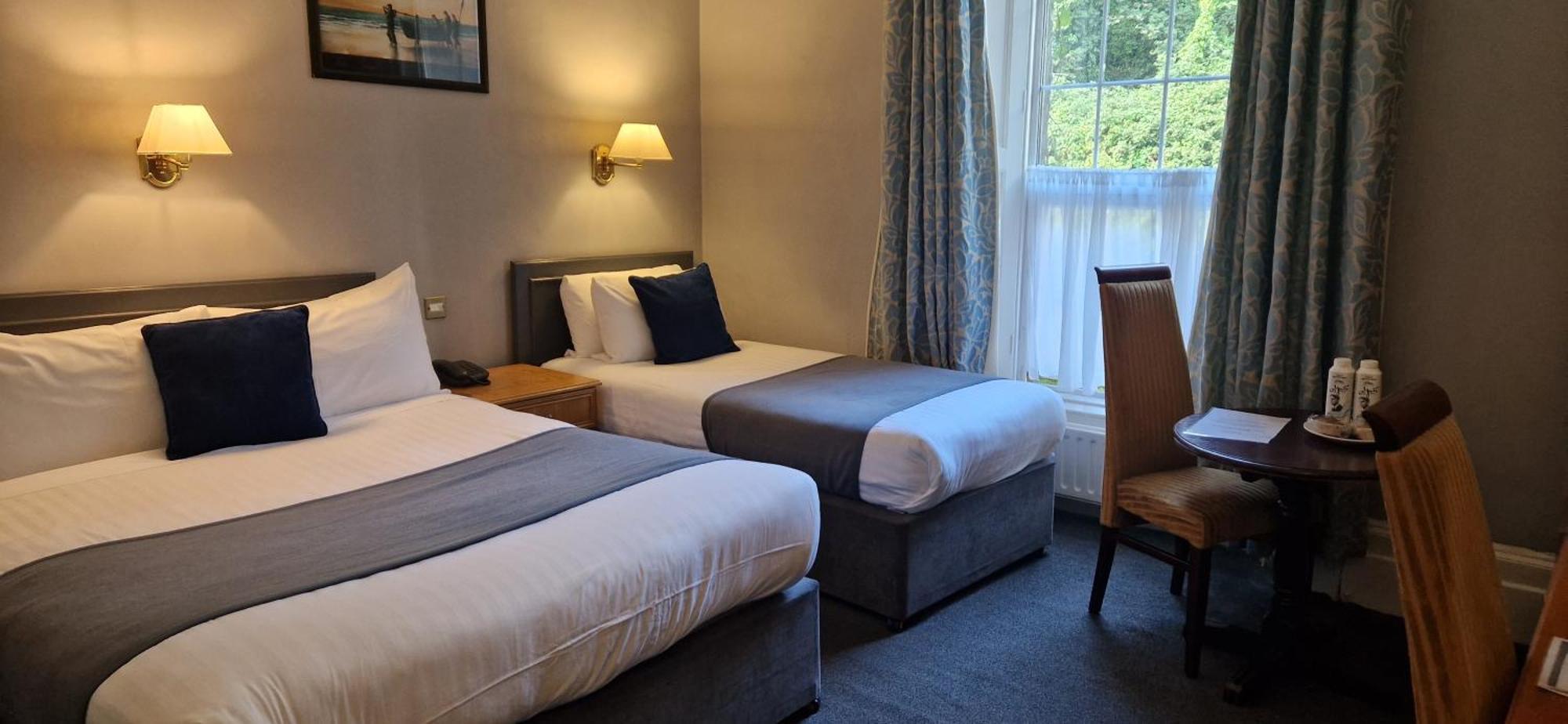 Commodore Hotel Cobh Eksteriør billede