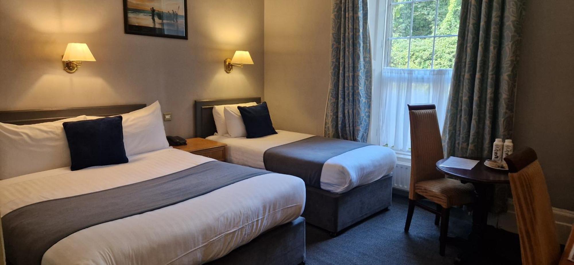 Commodore Hotel Cobh Eksteriør billede