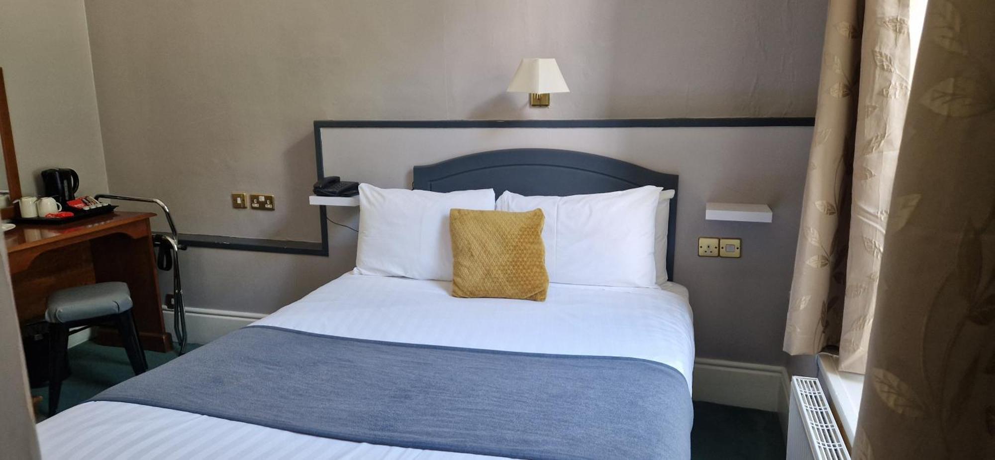 Commodore Hotel Cobh Eksteriør billede