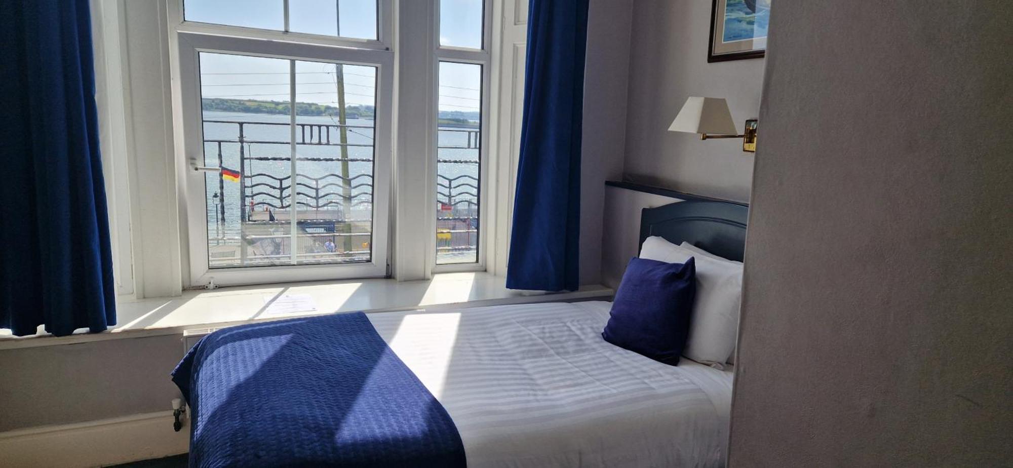Commodore Hotel Cobh Eksteriør billede