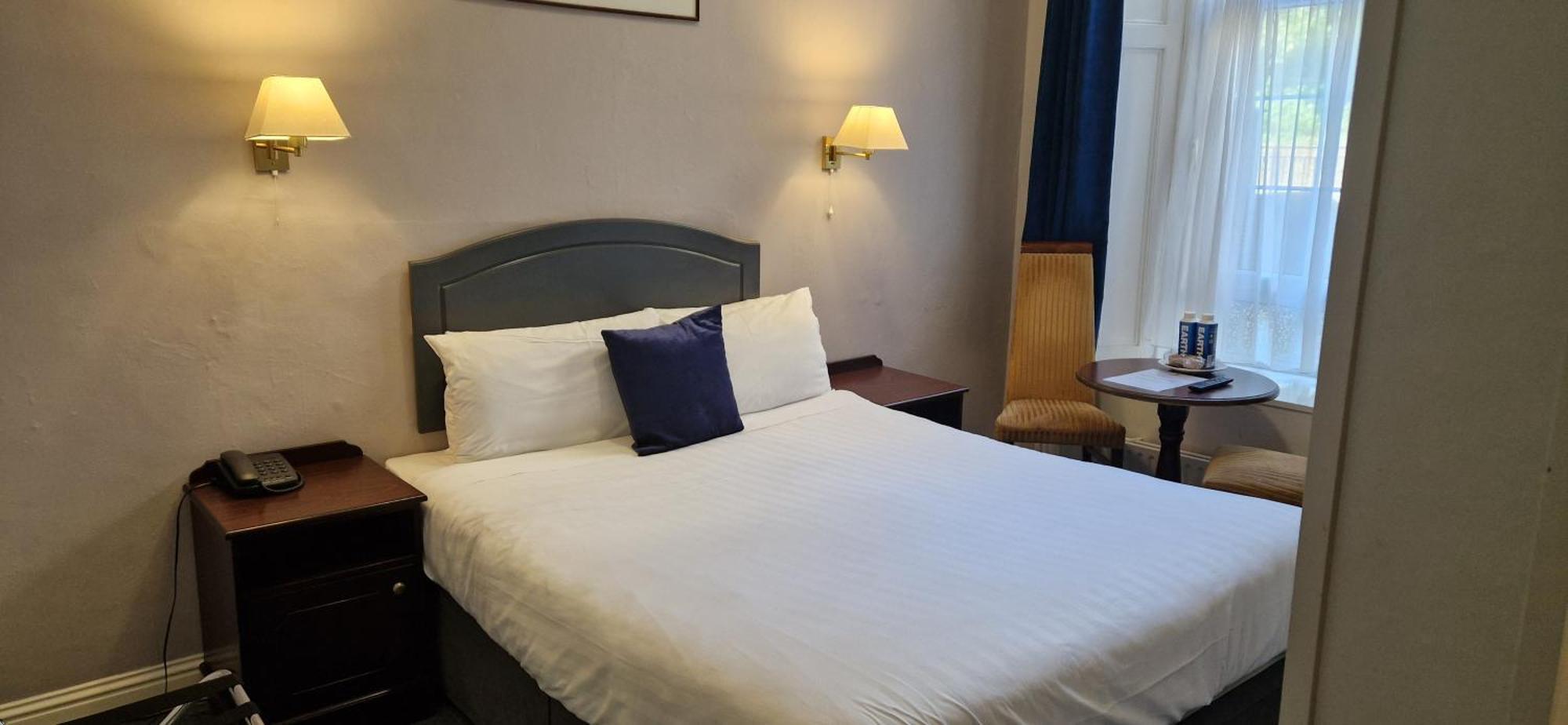 Commodore Hotel Cobh Eksteriør billede