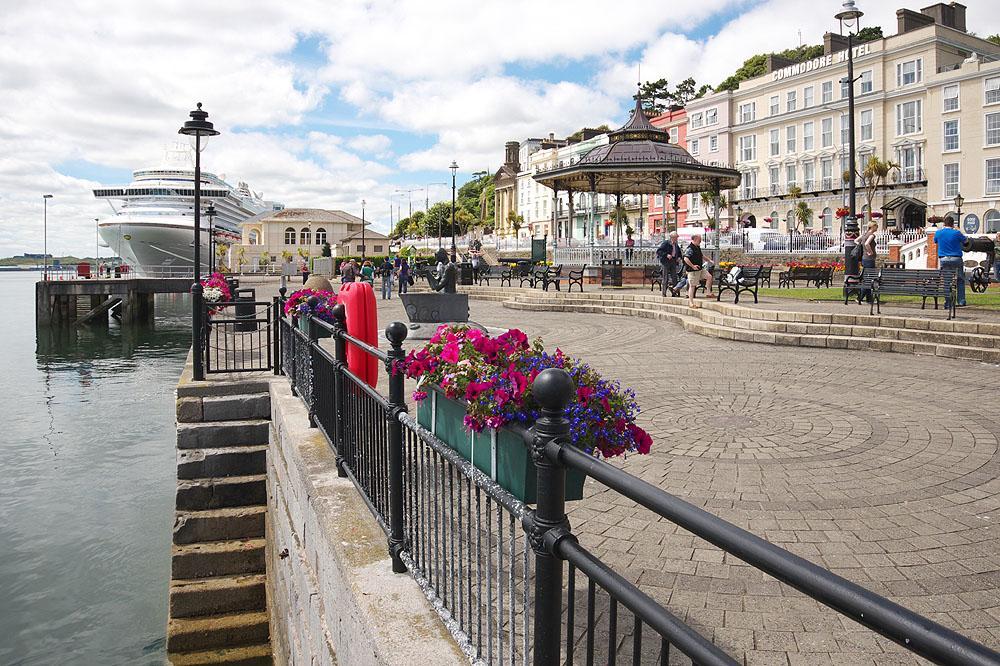 Commodore Hotel Cobh Eksteriør billede